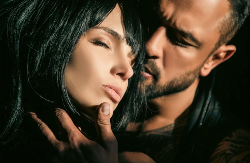 Couple se retrouvant dans une étreinte intense, symbole du désir et de la complexité des retrouvailles amoureuses.