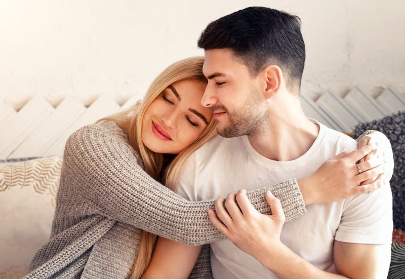 Complicité et tendresse retrouvées entre deux partenaires après une relation vécue à distance.