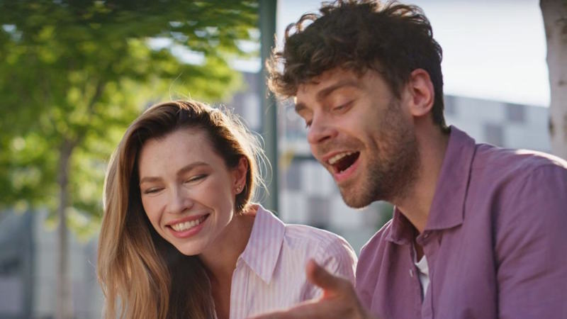 Couple souriant et reconnecté après avoir appris à calmer leurs disputes et mieux communiquer